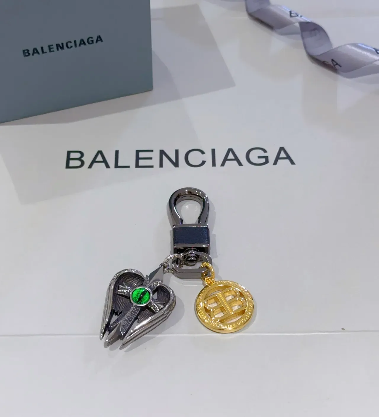 Pendentif Balenciaga Winged Cross Argent Or Cabochon Œil Vert 5