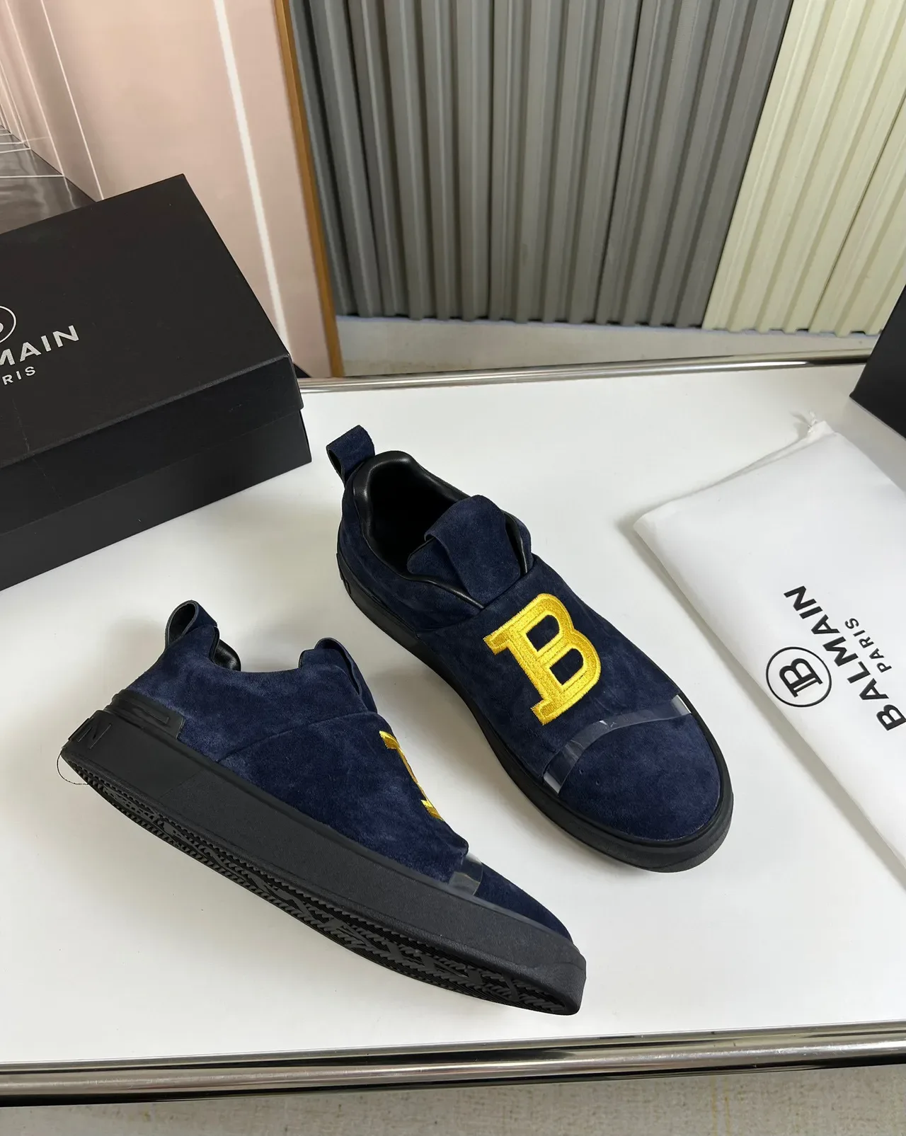 Balmain B-Court নীল সুয়েড সোনালি লোগো লাইফস্টাইল স্নিকার্স 5