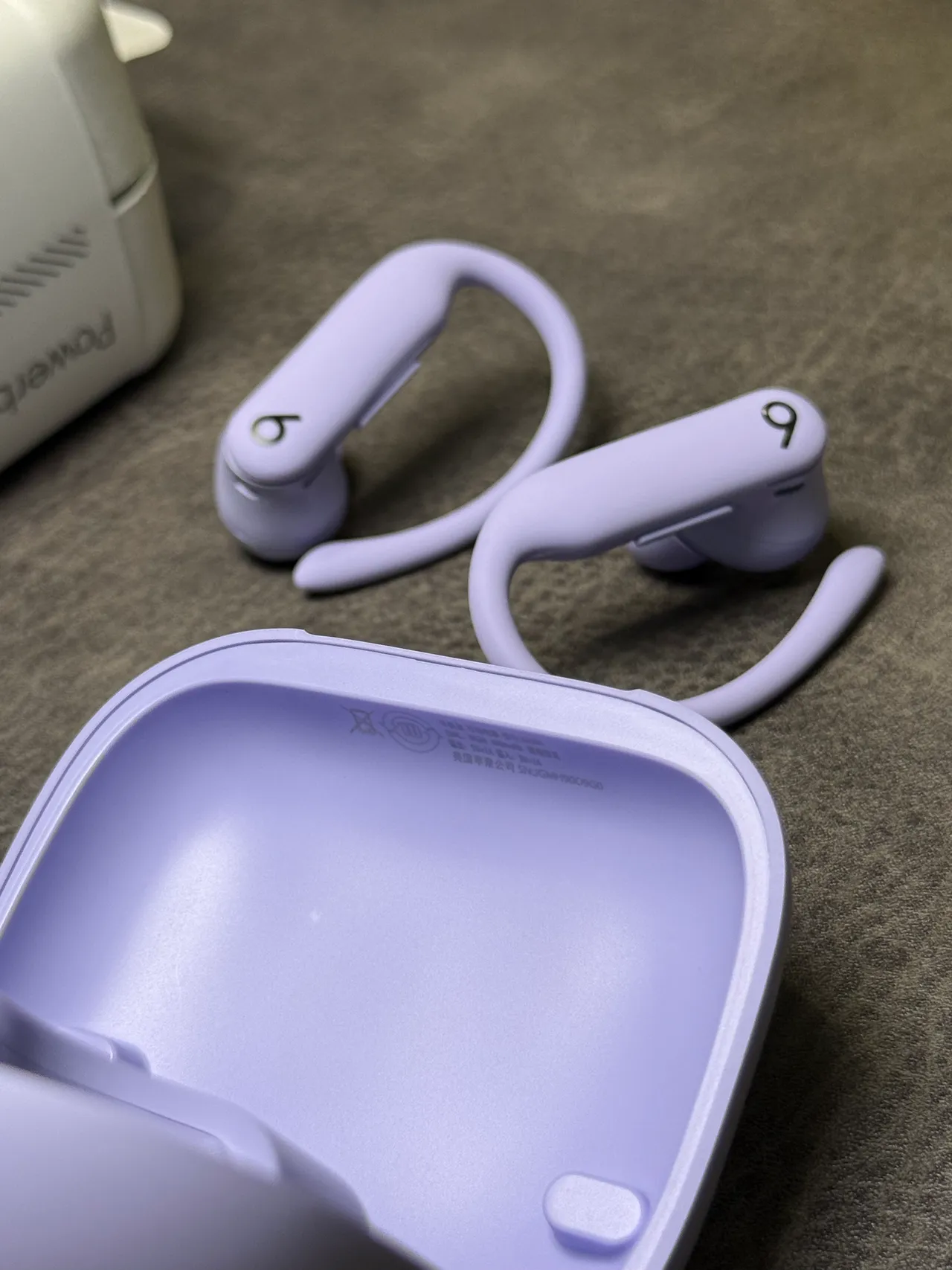 Beats Powerbeats Pro 2 बैंगनी सफेद कॉम्पैक्ट चौकोर केस मैट लैवेंडर फिनिश TWS ईयरबड्स 10