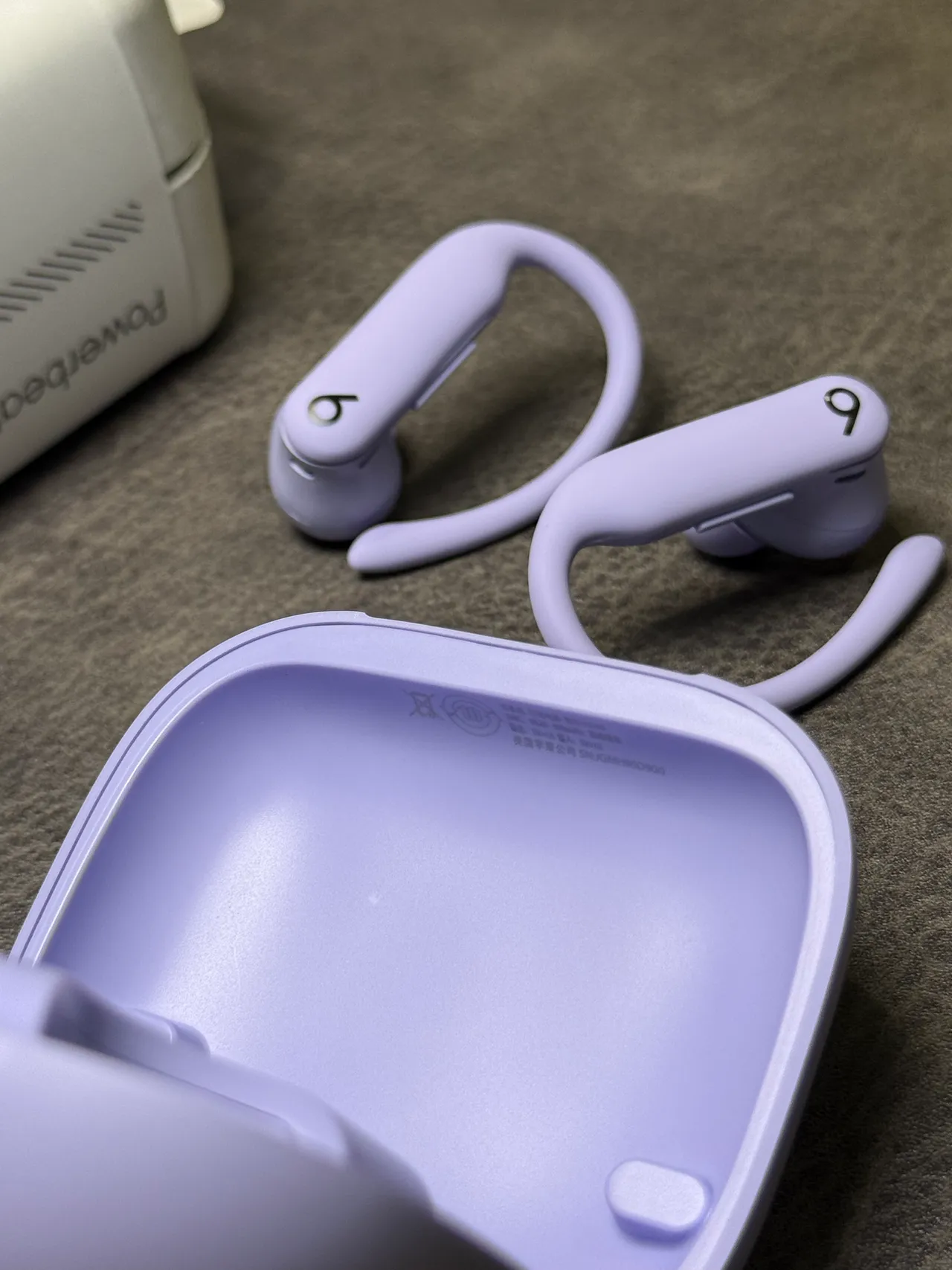 Beats Powerbeats Pro 2 बैंगनी सफेद कॉम्पैक्ट चौकोर केस मैट लैवेंडर फिनिश TWS ईयरबड्स 11