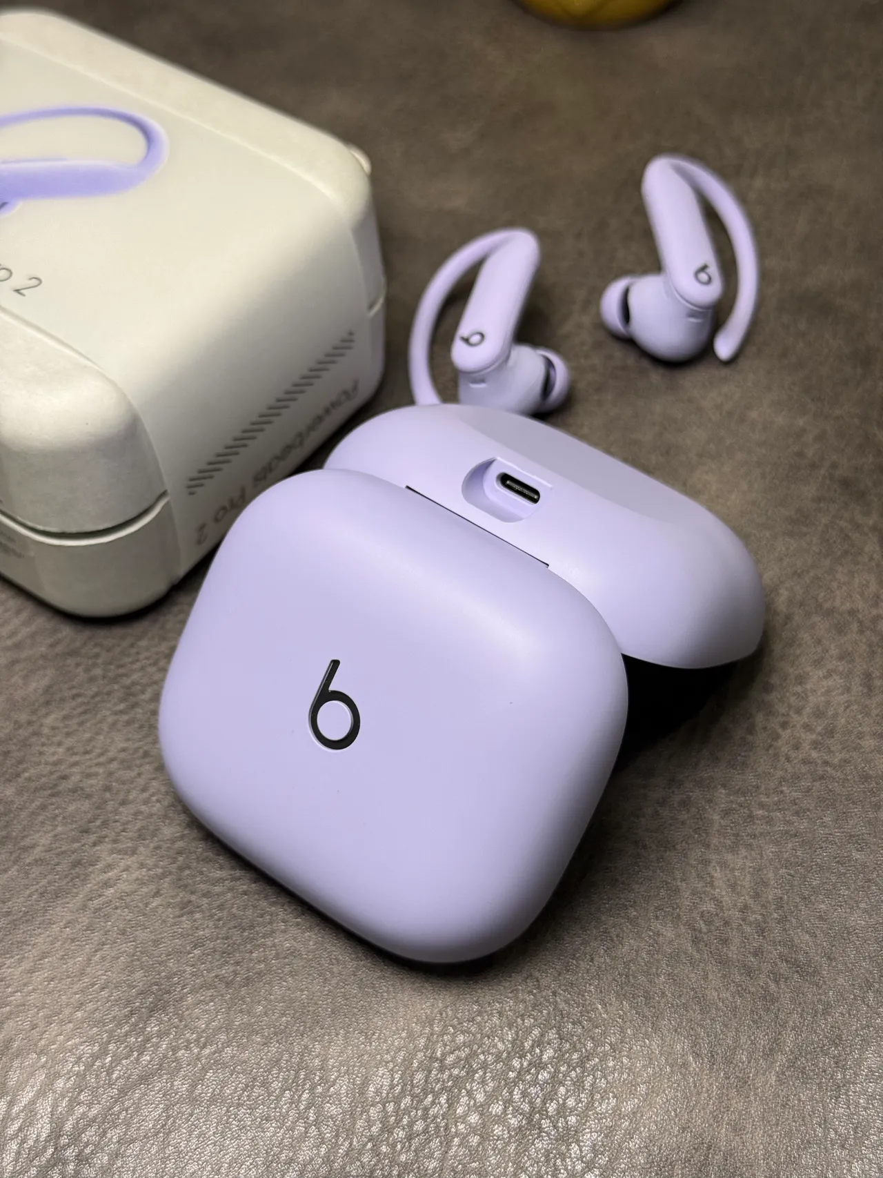 Beats Powerbeats Pro 2 बैंगनी सफेद कॉम्पैक्ट चौकोर केस मैट लैवेंडर फिनिश TWS ईयरबड्स 14