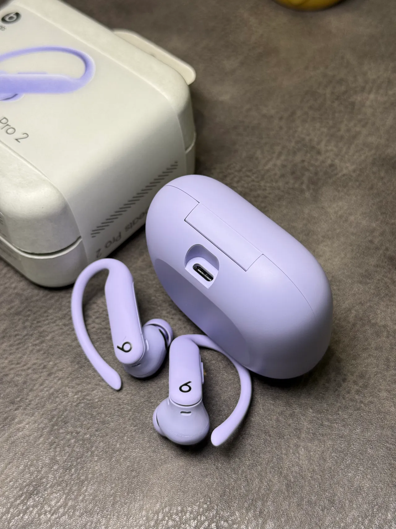 Beats Powerbeats Pro 2 बैंगनी सफेद कॉम्पैक्ट चौकोर केस मैट लैवेंडर फिनिश TWS ईयरबड्स 20