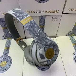 Beats Solo3 Wireless पैटर्न वाले सफेद भूरे सोने के ओवर-ईयर हेडफोन