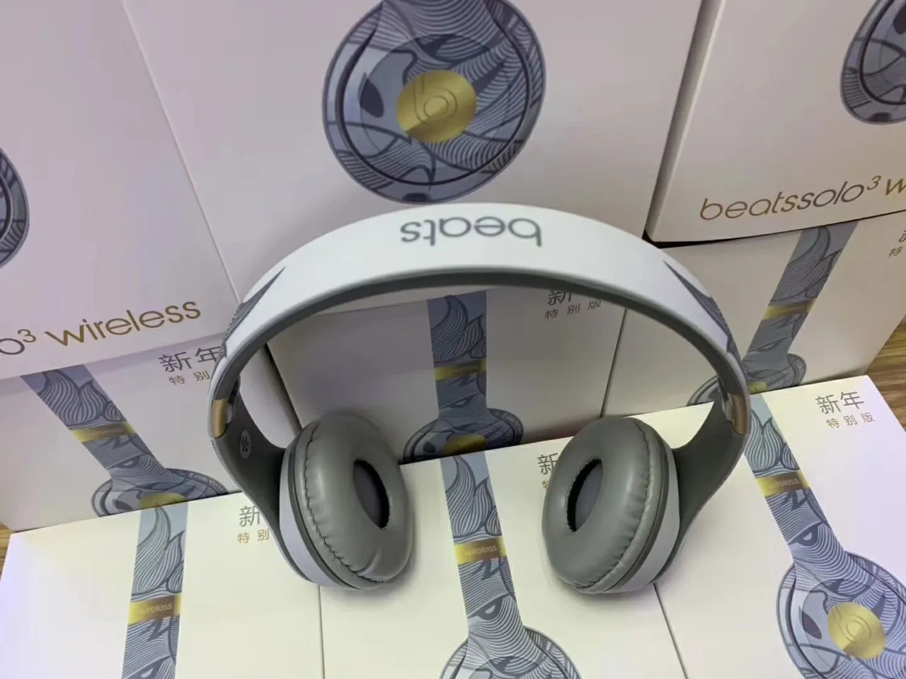Beats Solo3 Wireless سماعات فوق الأذن بتصميم أبيض رمادي ذهبي 5