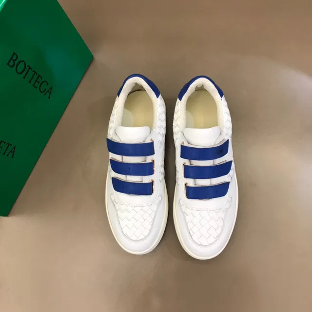 Bottega Veneta Cassette 白色和蓝色编织皮革生活方式运动鞋 9