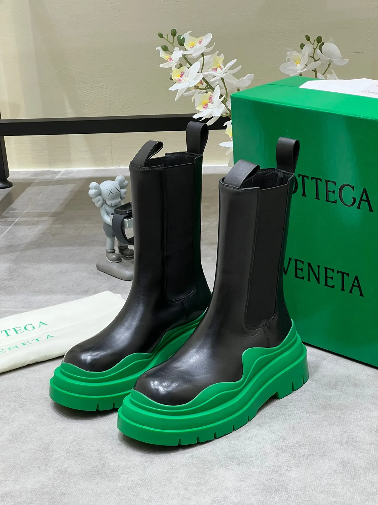 Bottega Veneta Le Cagole Botas Chelsea Pretas e Verdes 2