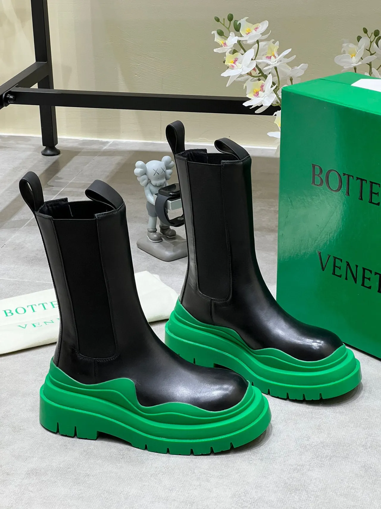 Bottega Veneta Le Cagole Botas Chelsea Pretas e Verdes 3