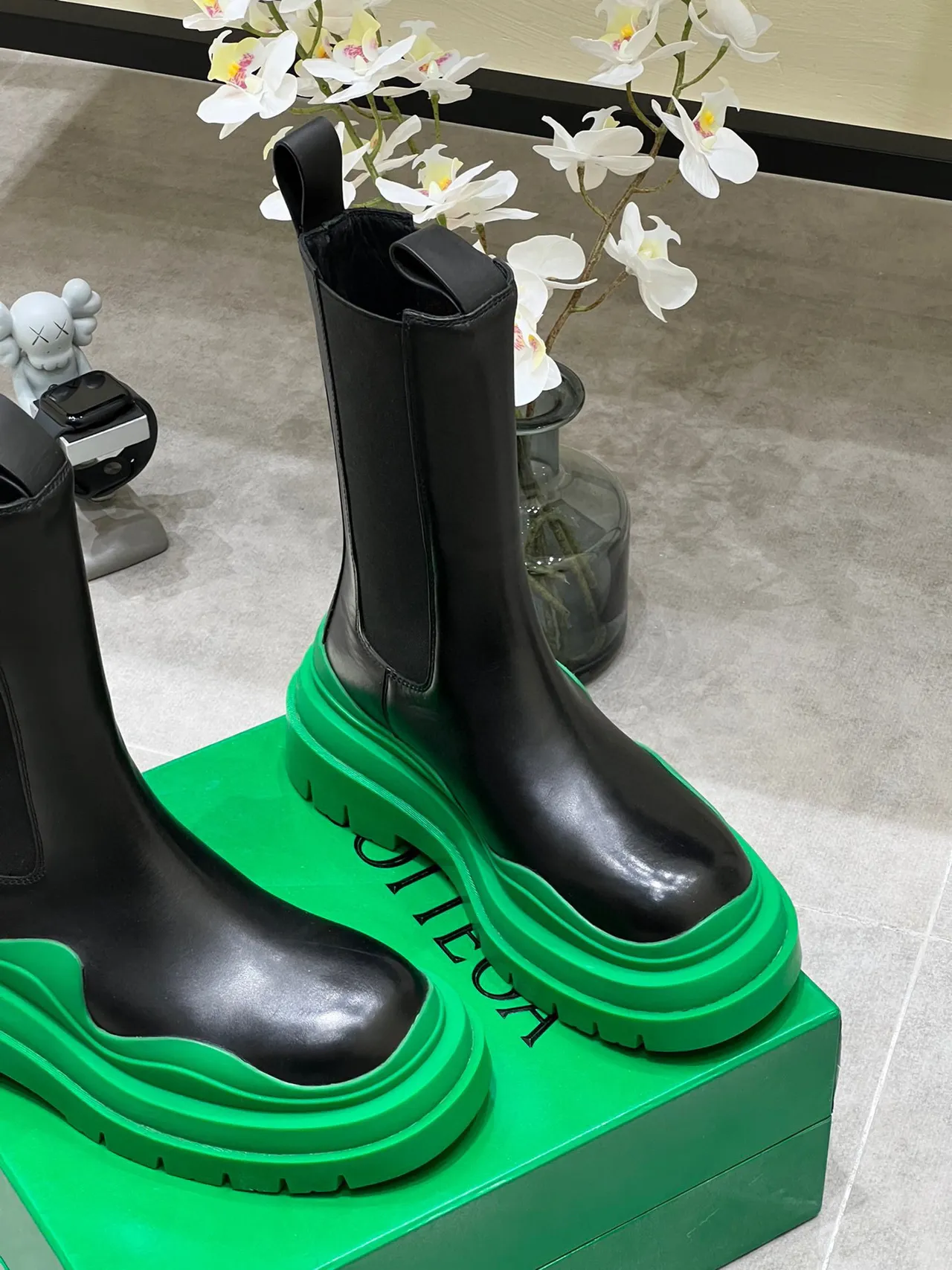 Bottega Veneta Le Cagole Botas Chelsea Pretas e Verdes 7