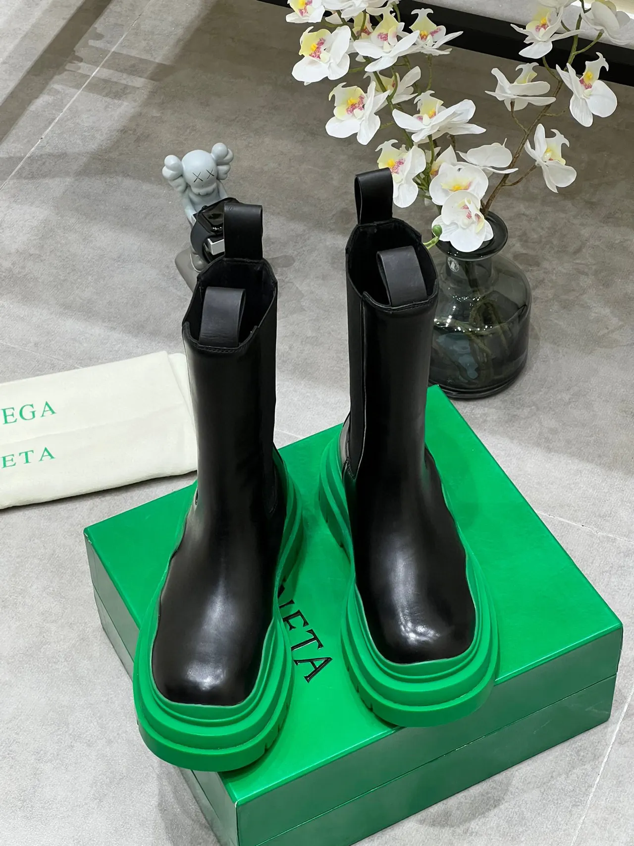 Bottega Veneta Le Cagole Botas Chelsea Pretas e Verdes 8