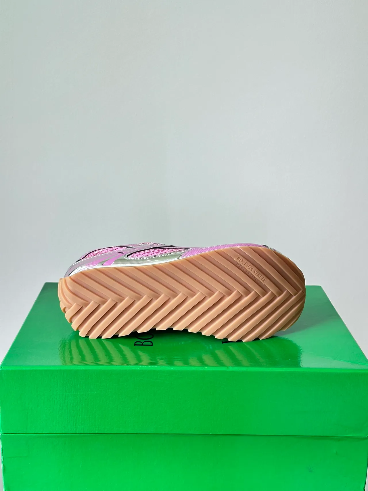 Bottega Veneta Tênis lifestyle com malha de rede rosa e sobreposição de prata 2