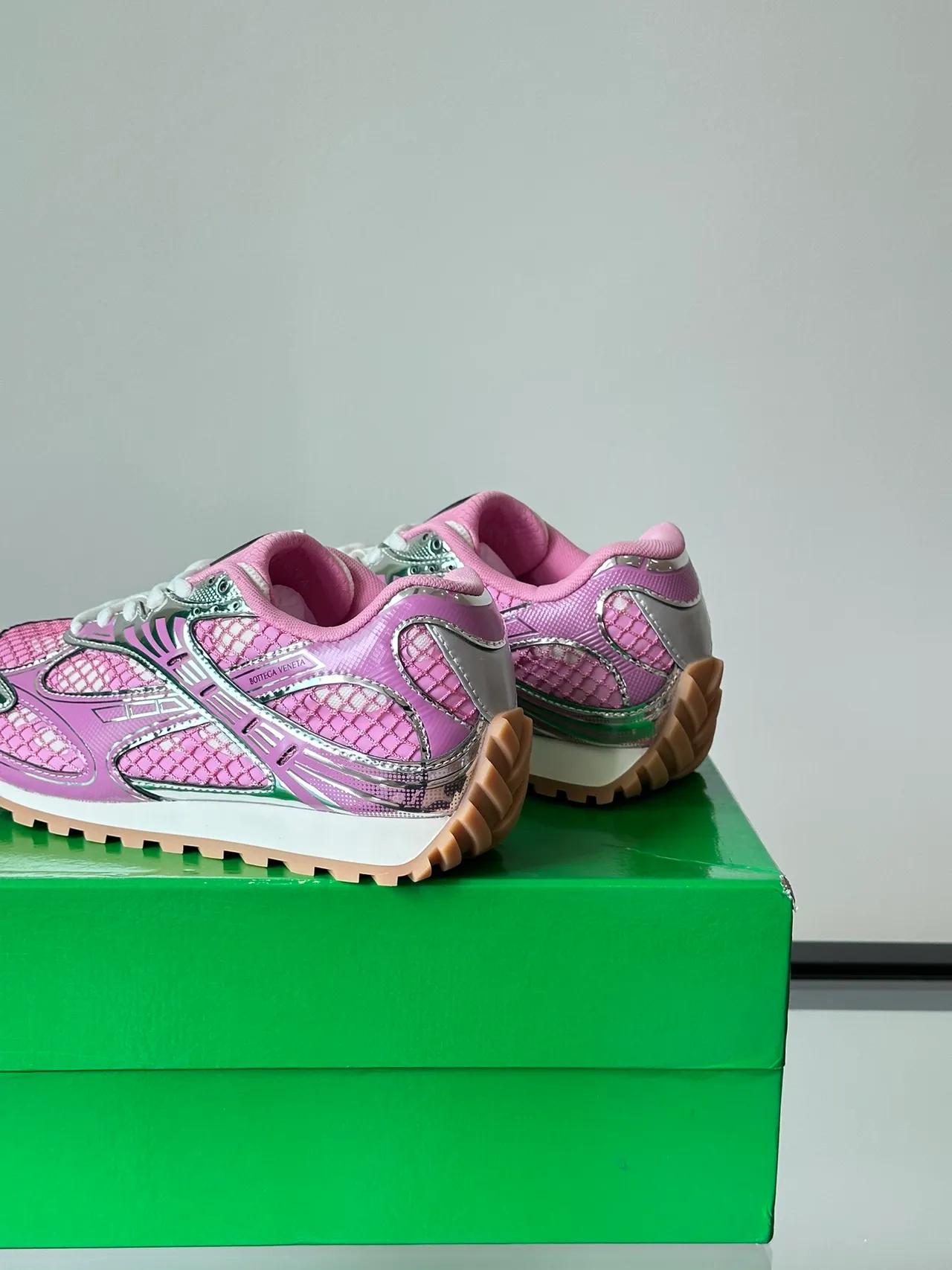 Bottega Veneta Tênis lifestyle com malha de rede rosa e sobreposição de prata 3
