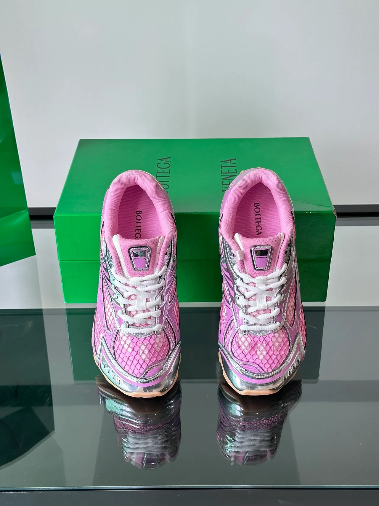 Bottega Veneta Tênis lifestyle com malha de rede rosa e sobreposição de prata 4