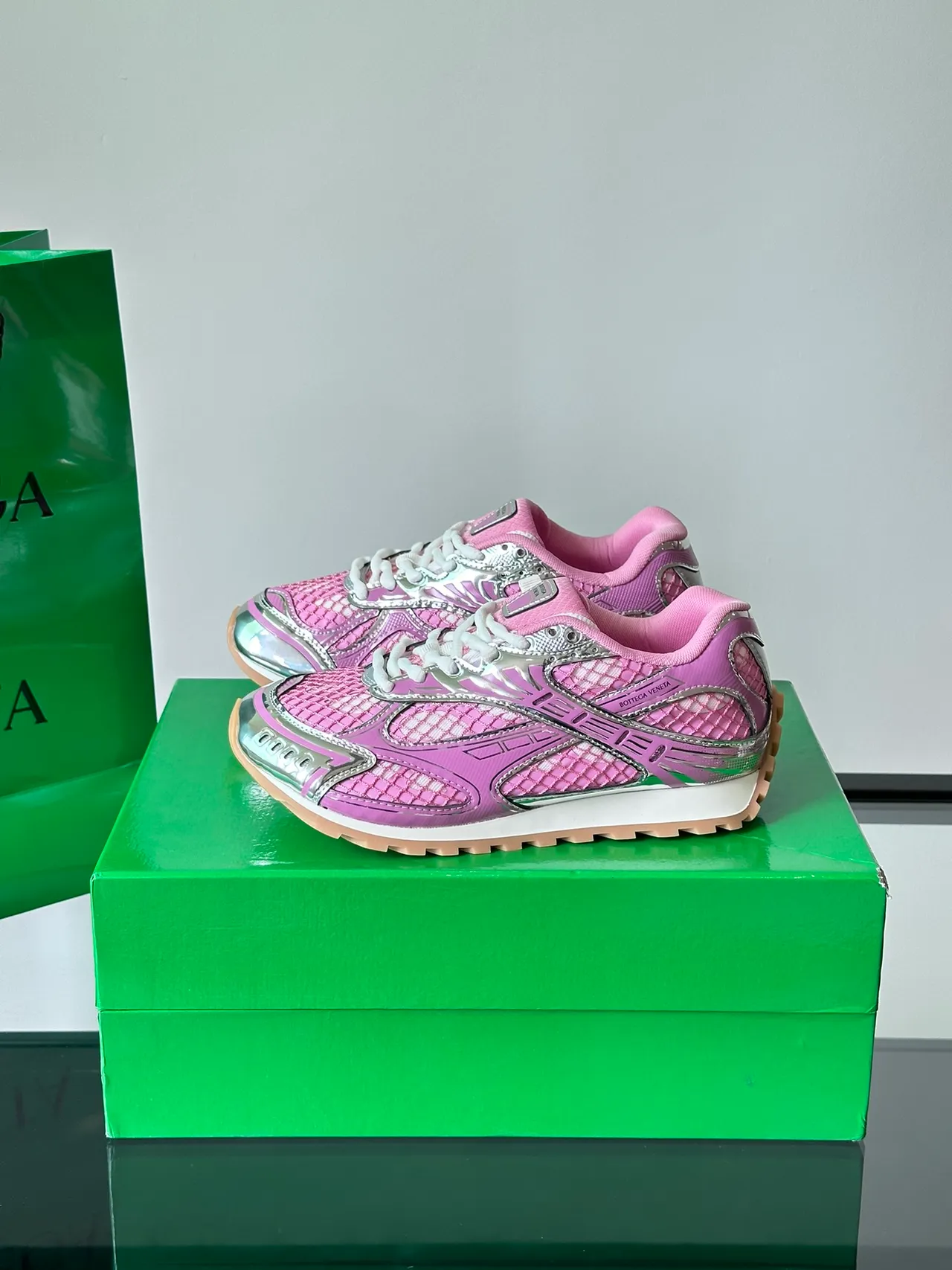 Bottega Veneta Tênis lifestyle com malha de rede rosa e sobreposição de prata 5