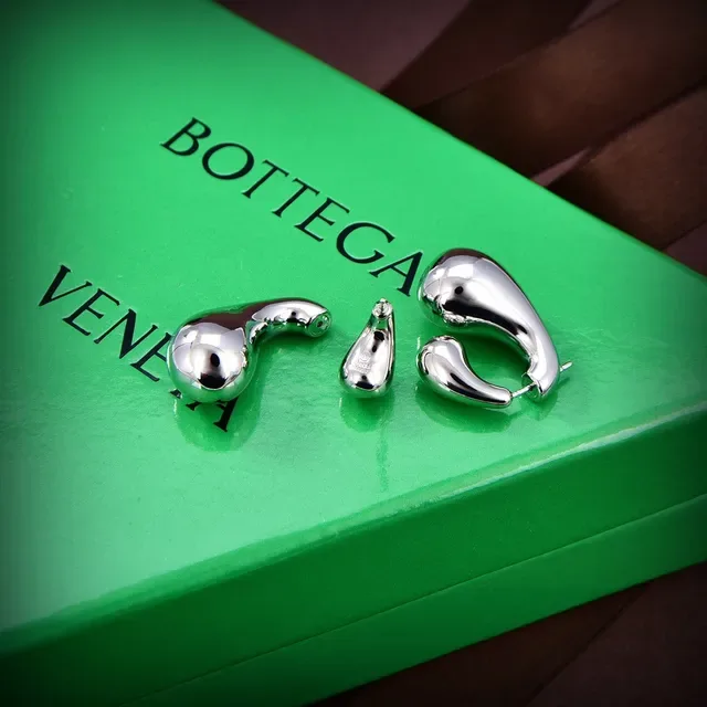 Bottega Veneta Sardine অসমমিত টিয়ারড্রপ পালিশড গোল্ড এবং সিলভার কানের দুল 3