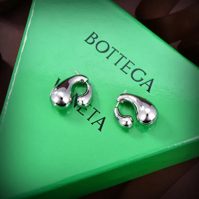 Bottega Veneta Sardine অসমমিত টিয়ারড্রপ পালিশড গোল্ড এবং সিলভার কানের দুল 4