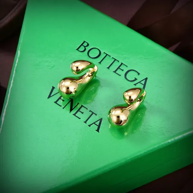 Bottega Veneta Sardine অসমমিত টিয়ারড্রপ পালিশড গোল্ড এবং সিলভার কানের দুল 7
