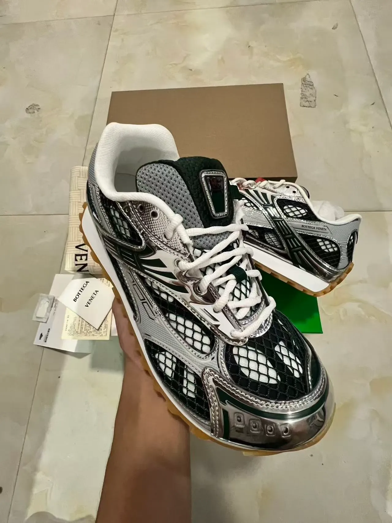Bottega Veneta Prata Preto Metálico Jaula Superposição Painéis Grade Malha Ventilação Tênis Lifestyle 2