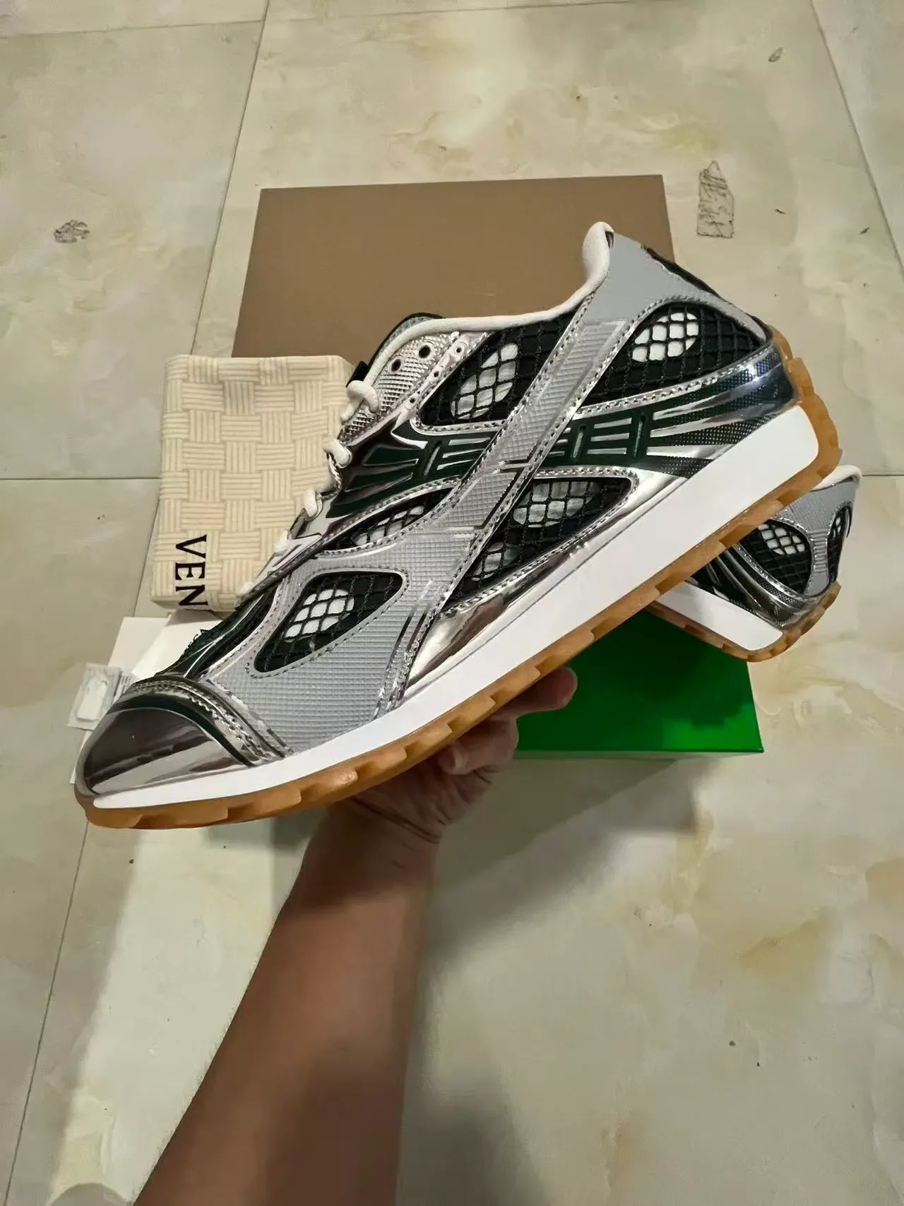 Bottega Veneta Prata Preto Metálico Jaula Superposição Painéis Grade Malha Ventilação Tênis Lifestyle 5