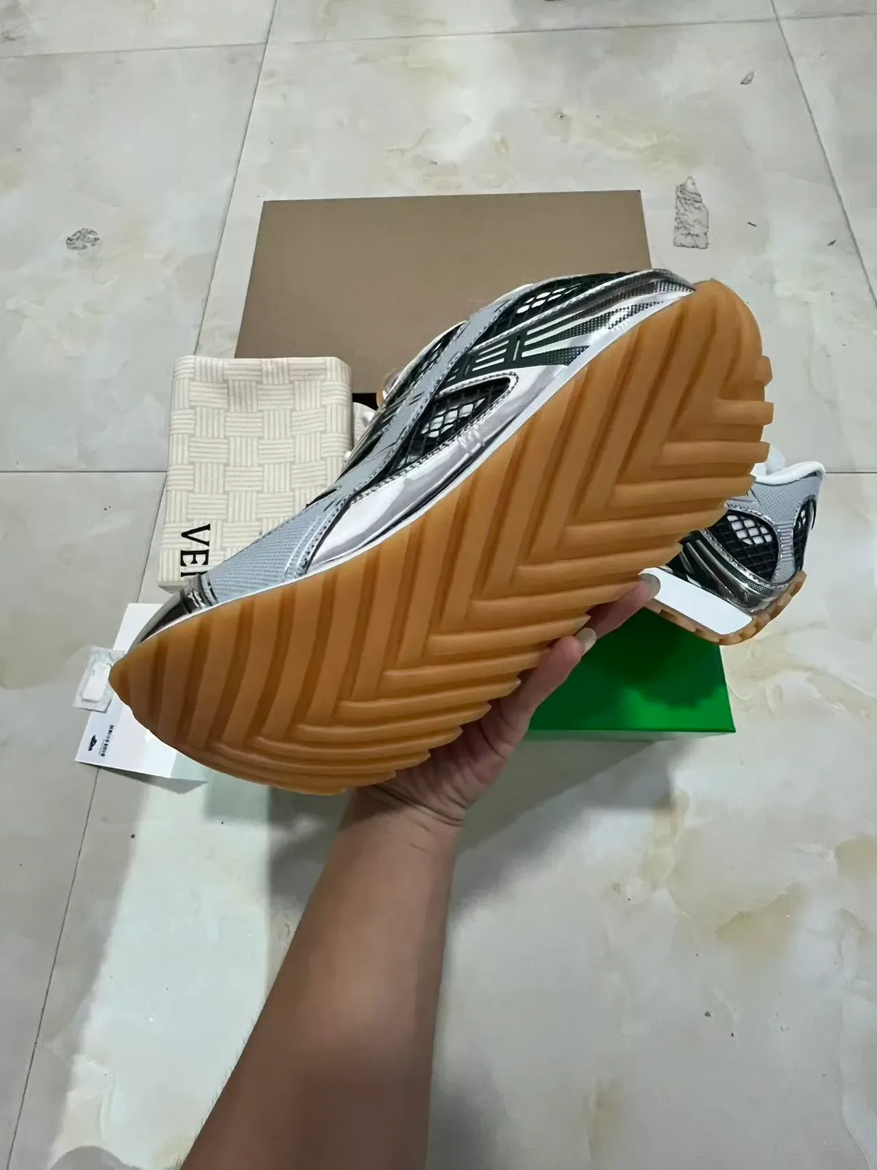 Bottega Veneta Prata Preto Metálico Jaula Superposição Painéis Grade Malha Ventilação Tênis Lifestyle 6