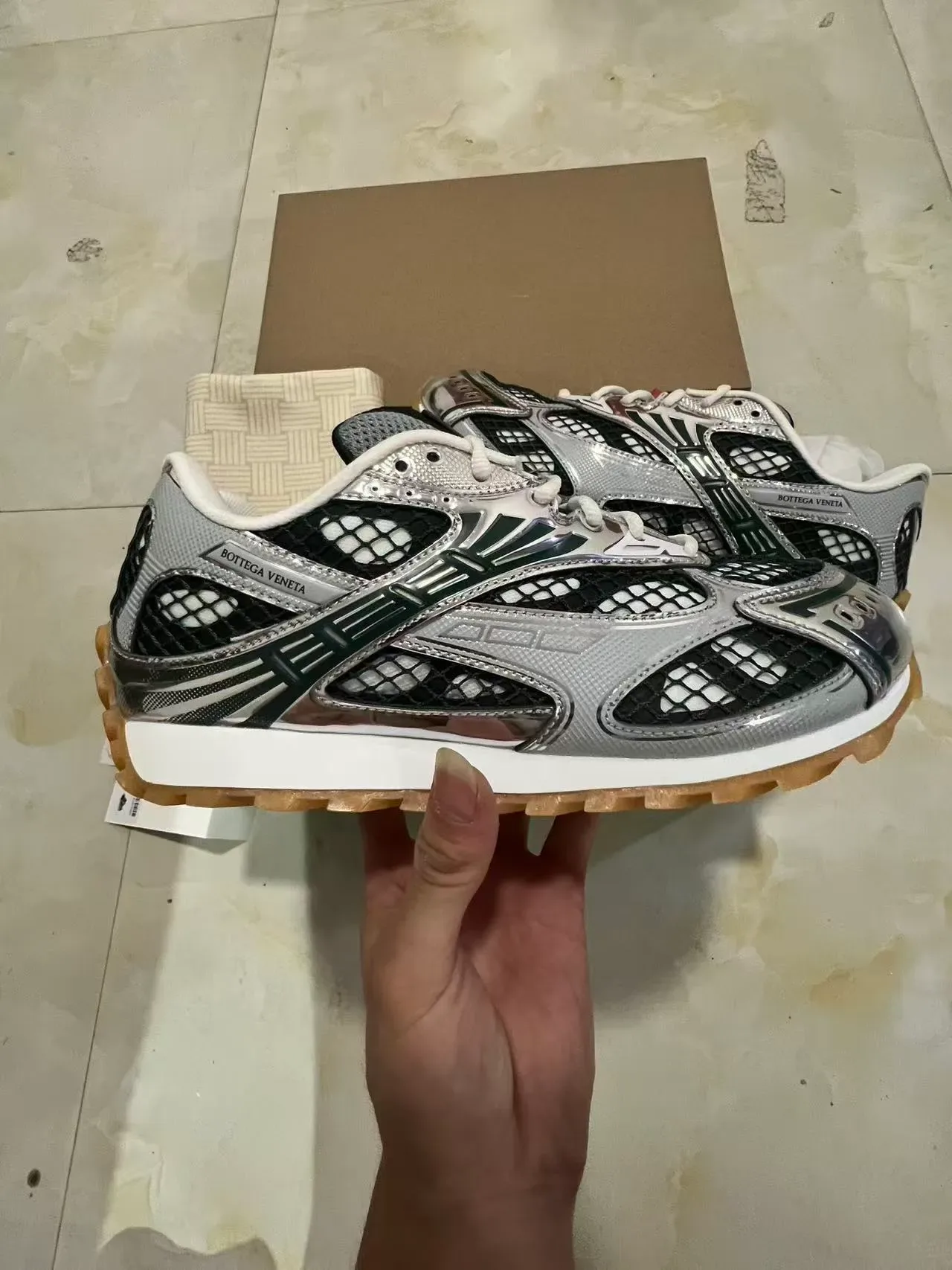 Bottega Veneta Prata Preto Metálico Jaula Superposição Painéis Grade Malha Ventilação Tênis Lifestyle 7