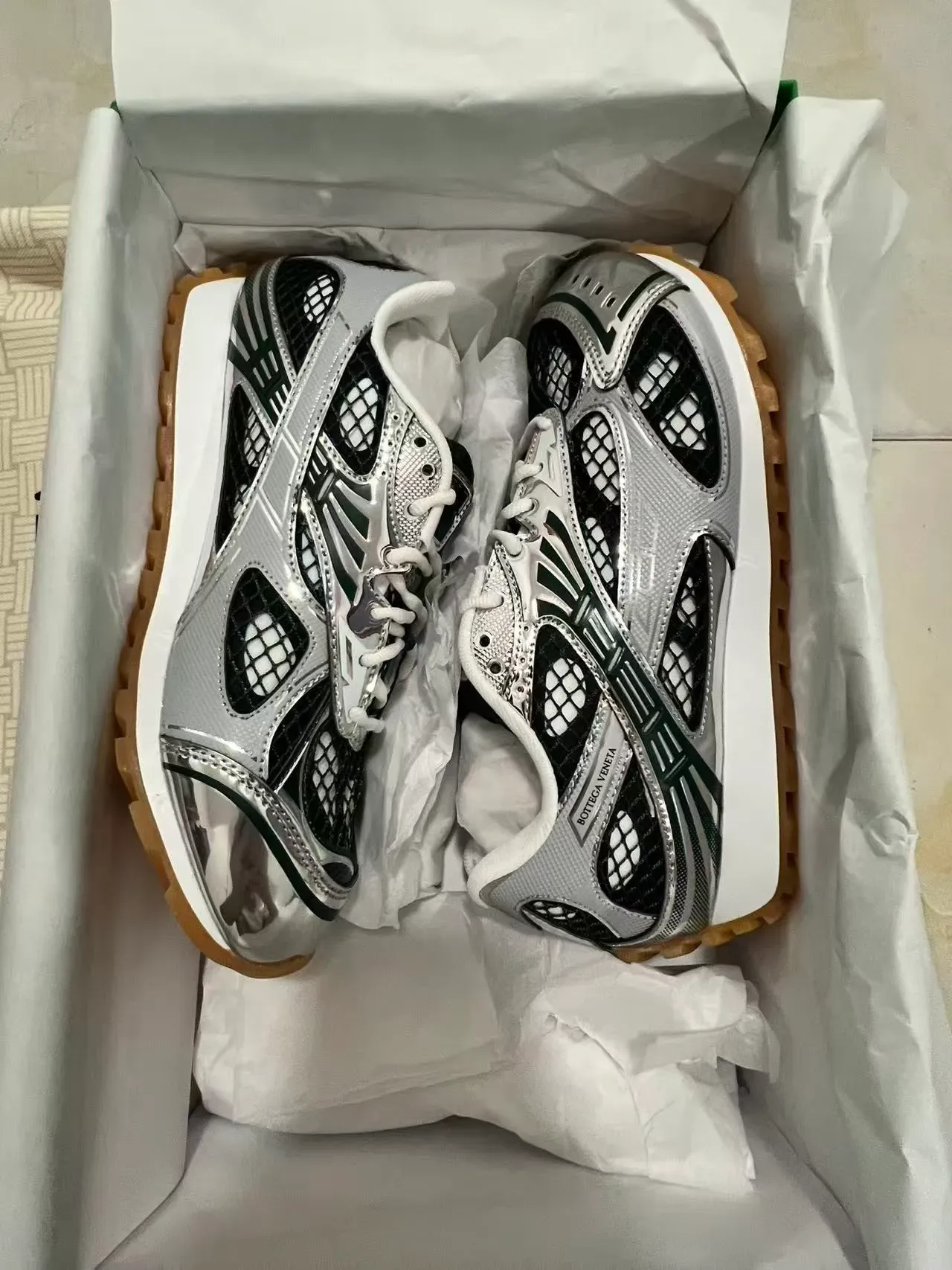 Bottega Veneta Prata Preto Metálico Jaula Superposição Painéis Grade Malha Ventilação Tênis Lifestyle 9