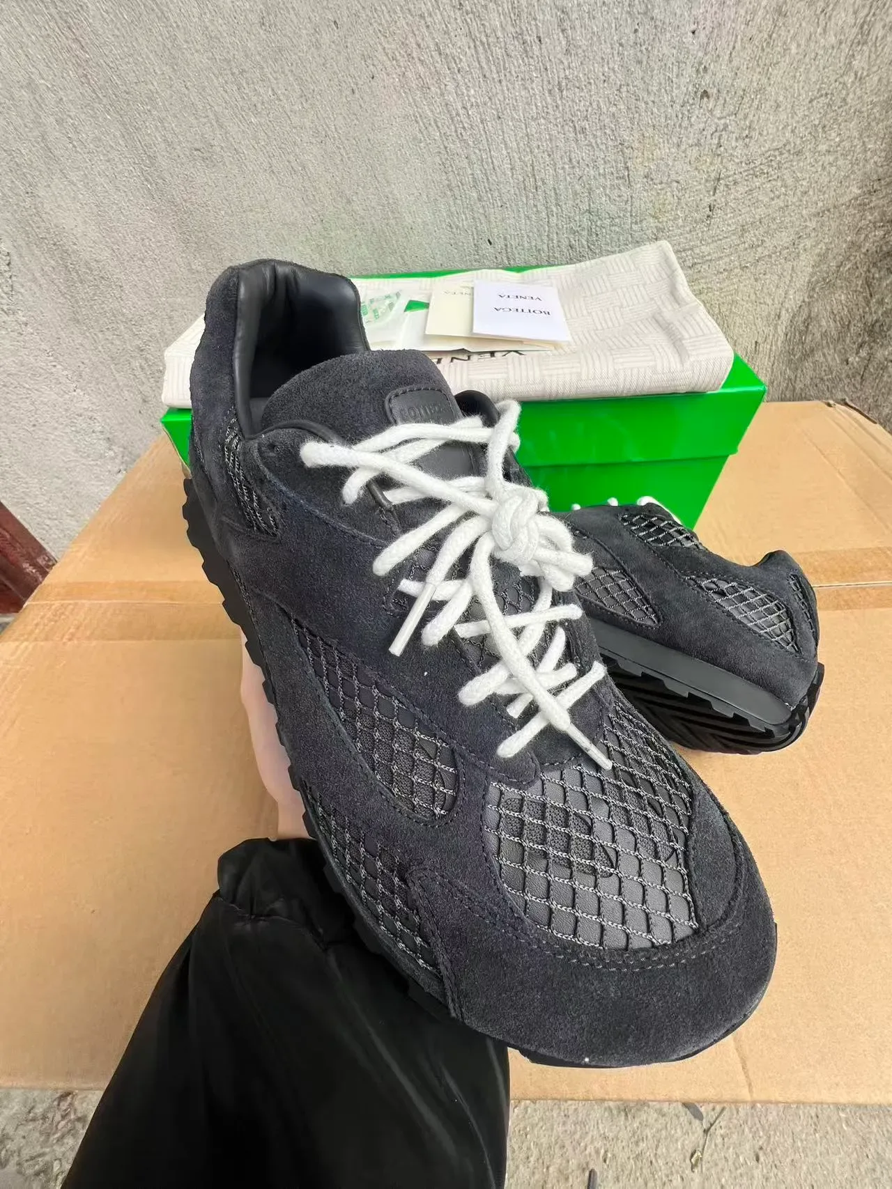 Bottega Veneta 麂皮与网面系带运动鞋 2