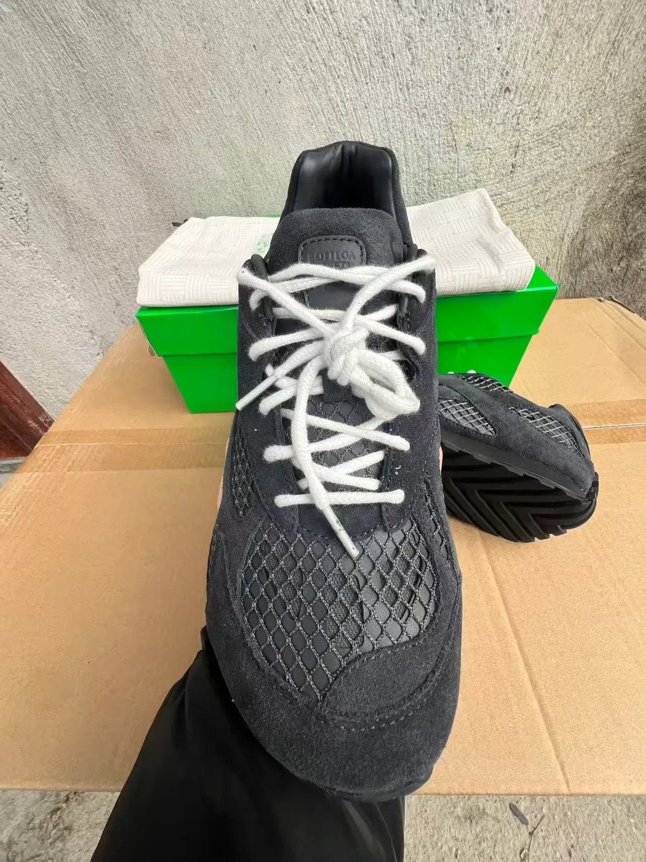 Bottega Veneta 麂皮与网面系带运动鞋 3