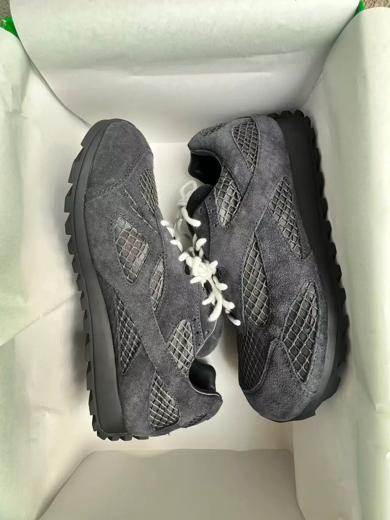 Bottega Veneta 麂皮与网面系带运动鞋 9