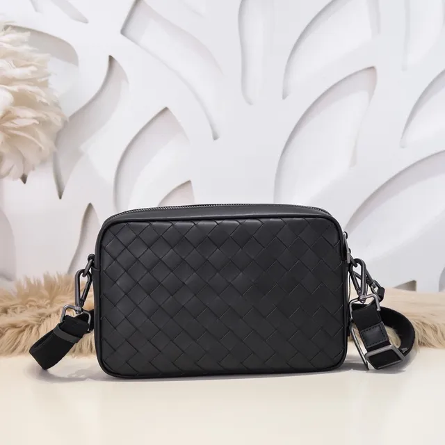 Bottega Veneta The Pouch Preto Intrecciato Couro Tricotado Bolsa Mensageiro 2