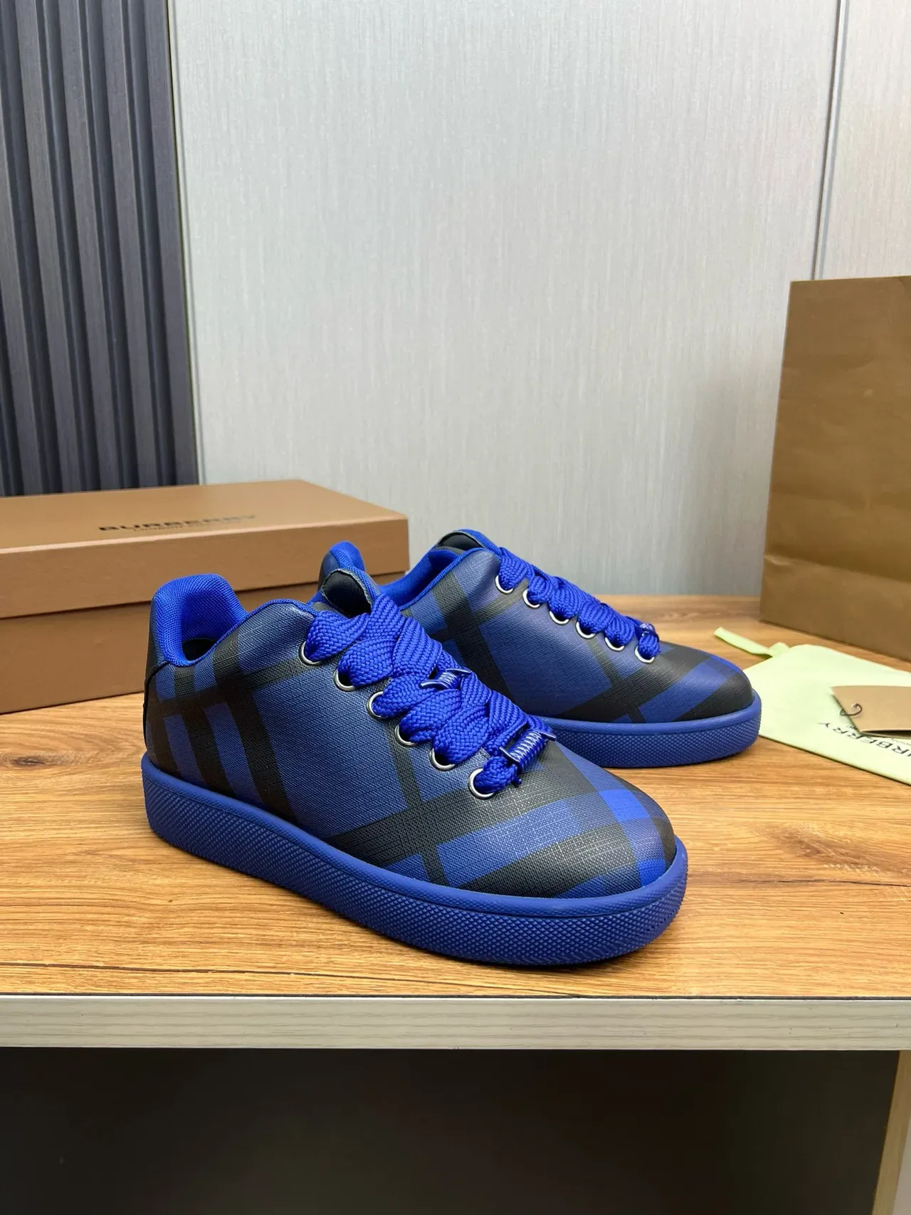 Burberry 蓝色 黑色 格子印花 纺织 鞋面 鲜艳 鞋带 和 鞋底 生活方式 运动鞋 3