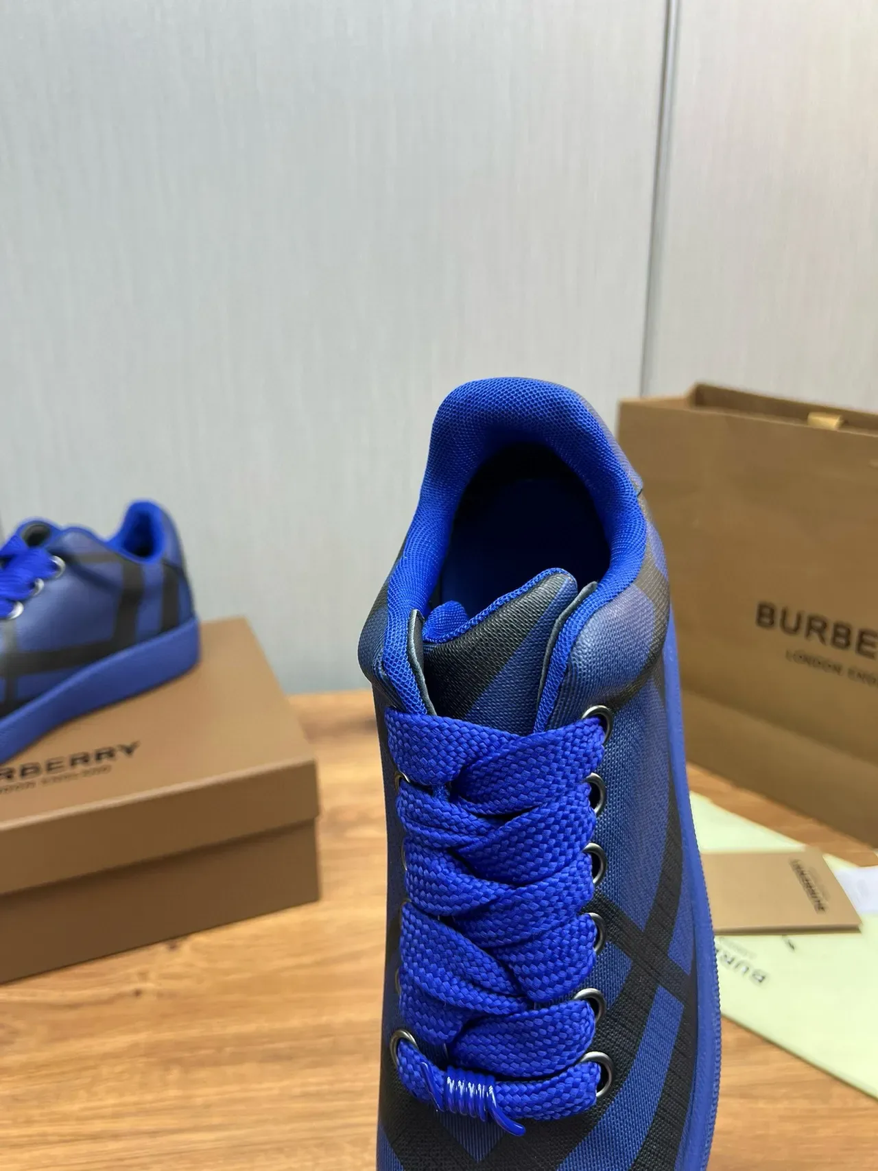 Burberry 蓝色 黑色 格子印花 纺织 鞋面 鲜艳 鞋带 和 鞋底 生活方式 运动鞋 5