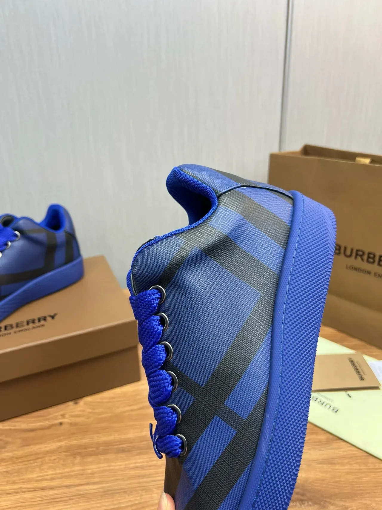 Burberry 蓝色 黑色 格子印花 纺织 鞋面 鲜艳 鞋带 和 鞋底 生活方式 运动鞋 8