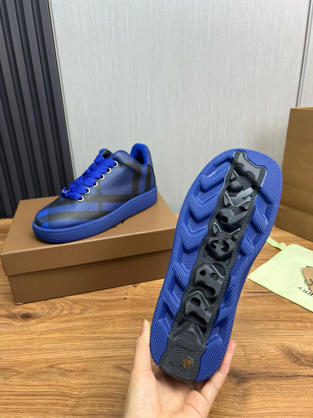 Burberry 蓝色 黑色 格子印花 纺织 鞋面 鲜艳 鞋带 和 鞋底 生活方式 运动鞋 9