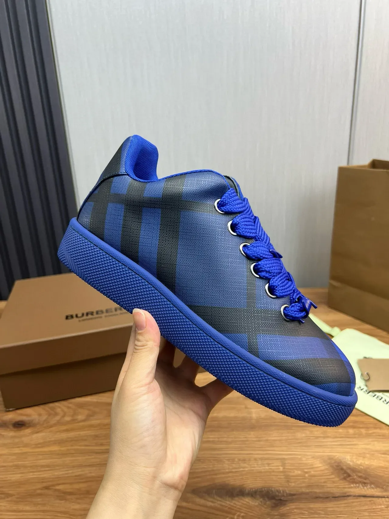 Burberry 蓝色 黑色 格子印花 纺织 鞋面 鲜艳 鞋带 和 鞋底 生活方式 运动鞋 10