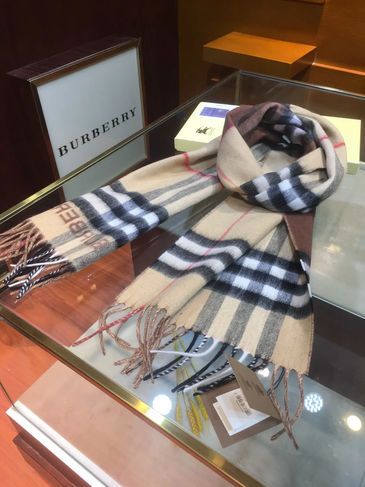 Burberry 棕米色 经典格子图案 编织纹理 山羊绒围巾 8
