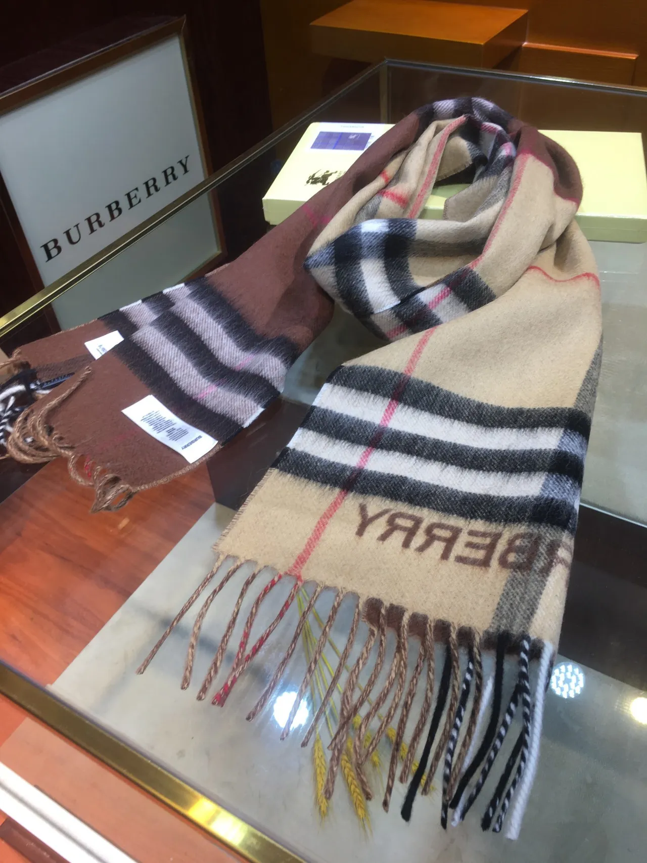 Burberry 棕米色 经典格子图案 编织纹理 山羊绒围巾 9