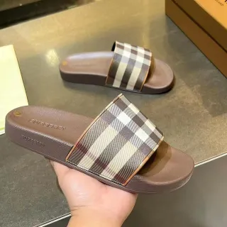 Burberry مطبوعة مربعة نعال زلق