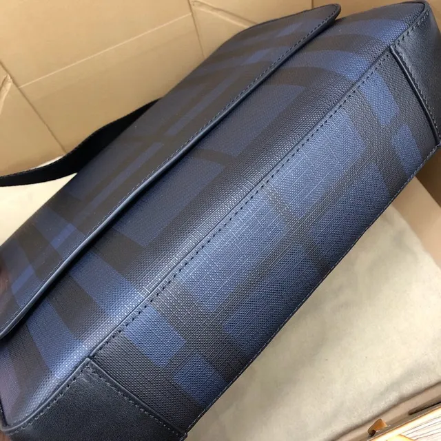 Burberry Check Print স্ট্রাকচার্ড ফ্ল্যাপ মেসেঞ্জার ব্যাগ 15
