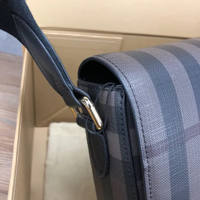 Burberry Check Print স্ট্রাকচার্ড ফ্ল্যাপ মেসেঞ্জার ব্যাগ 21