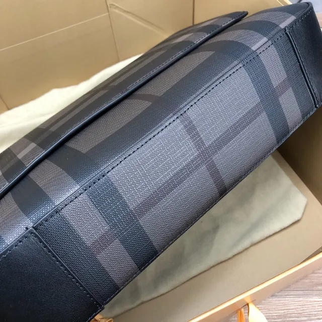 Burberry Check Print স্ট্রাকচার্ড ফ্ল্যাপ মেসেঞ্জার ব্যাগ 24