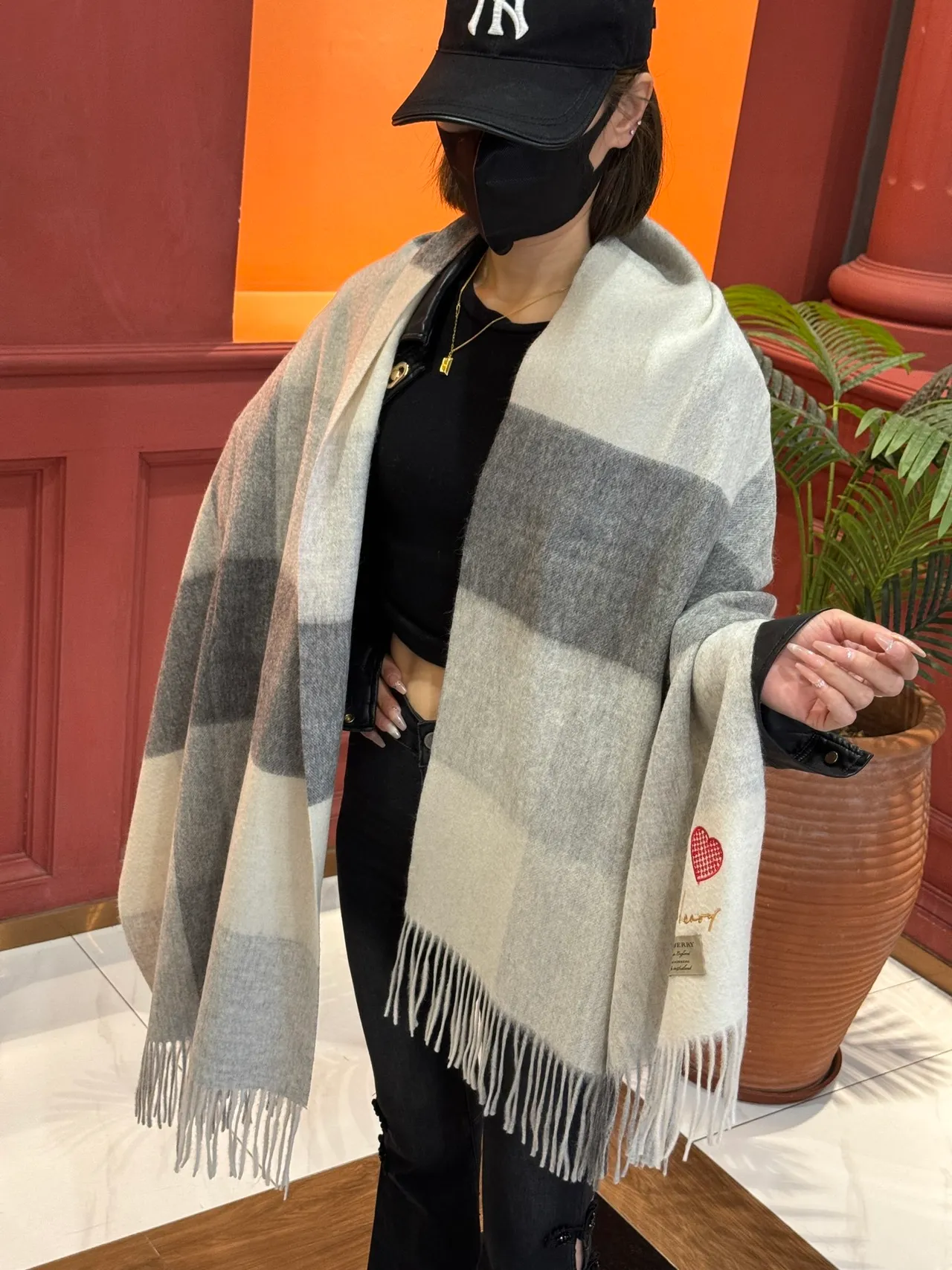 Écharpe Burberry Gris Beige Oversized Tissu à Carreaux Ourlet Frangé de Cachemire 2