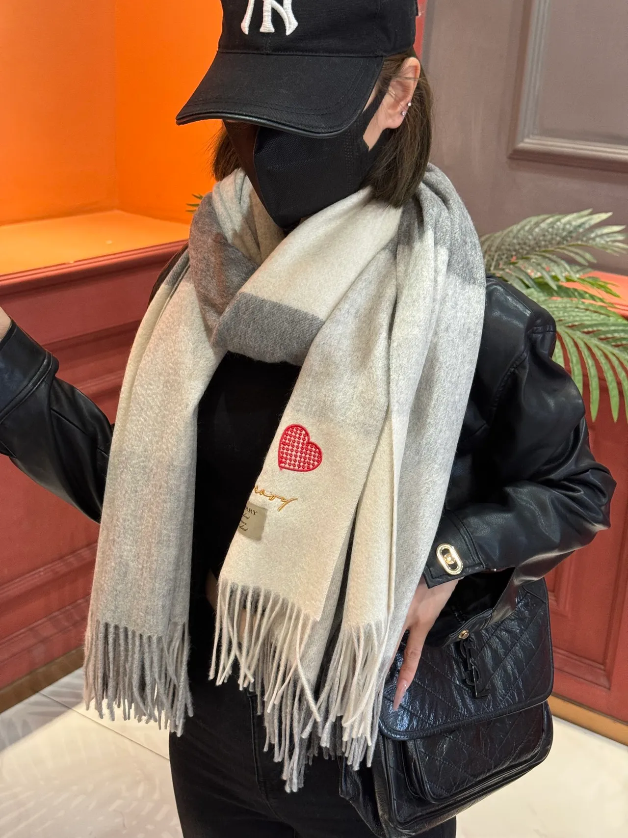 Écharpe Burberry Gris Beige Oversized Tissu à Carreaux Ourlet Frangé de Cachemire 4