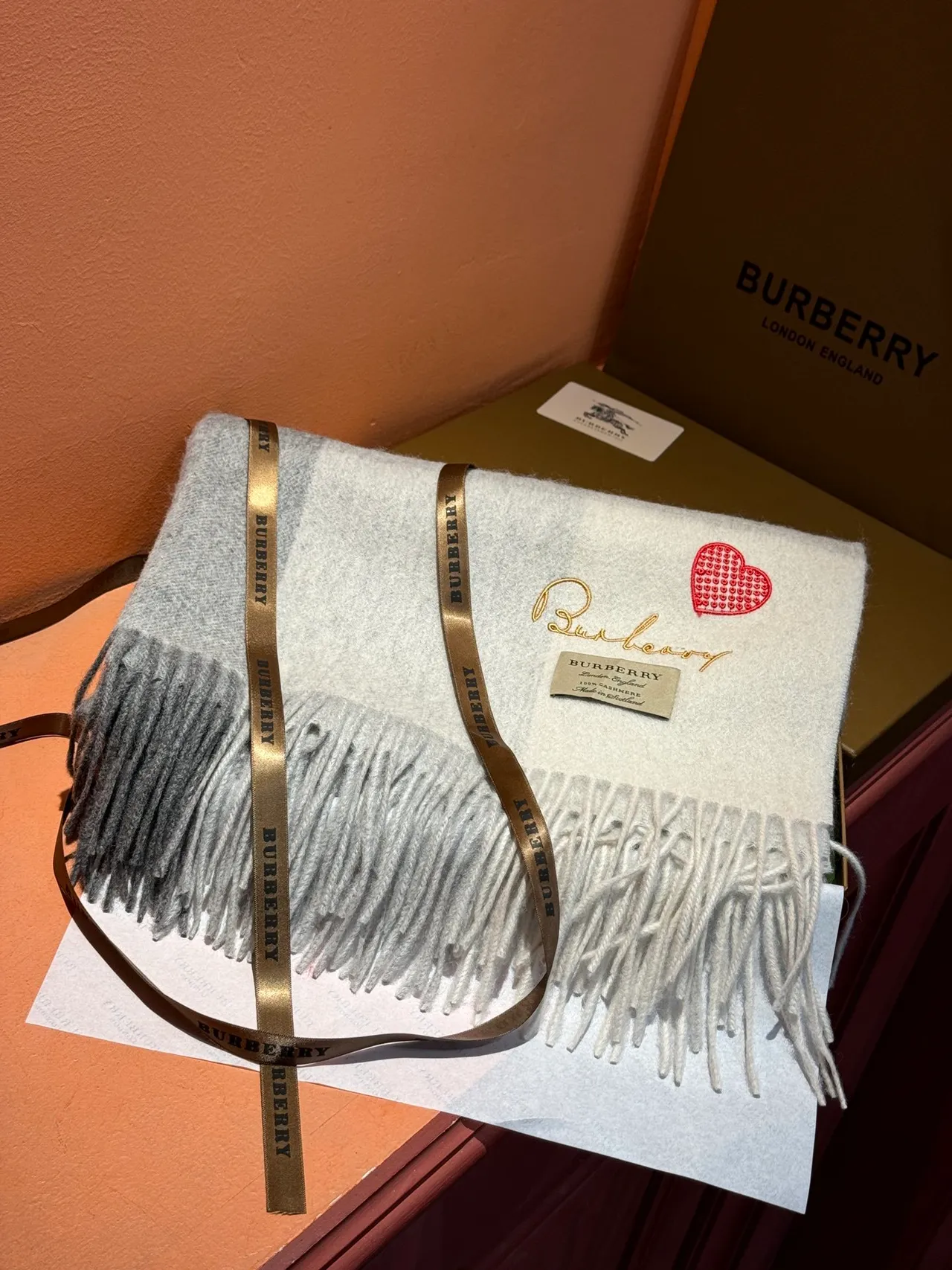 Écharpe Burberry Gris Beige Oversized Tissu à Carreaux Ourlet Frangé de Cachemire 6