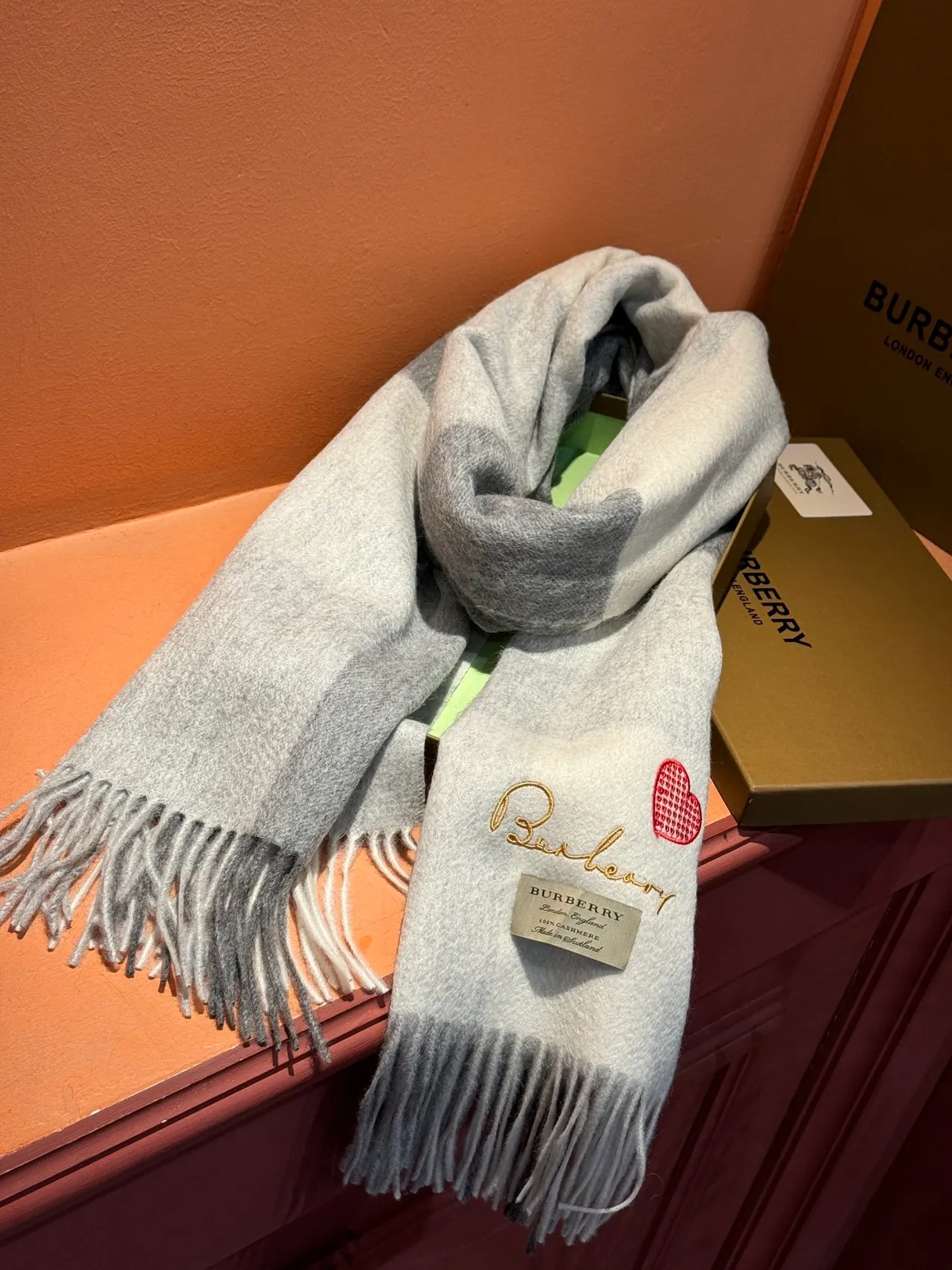 Écharpe Burberry Gris Beige Oversized Tissu à Carreaux Ourlet Frangé de Cachemire 8