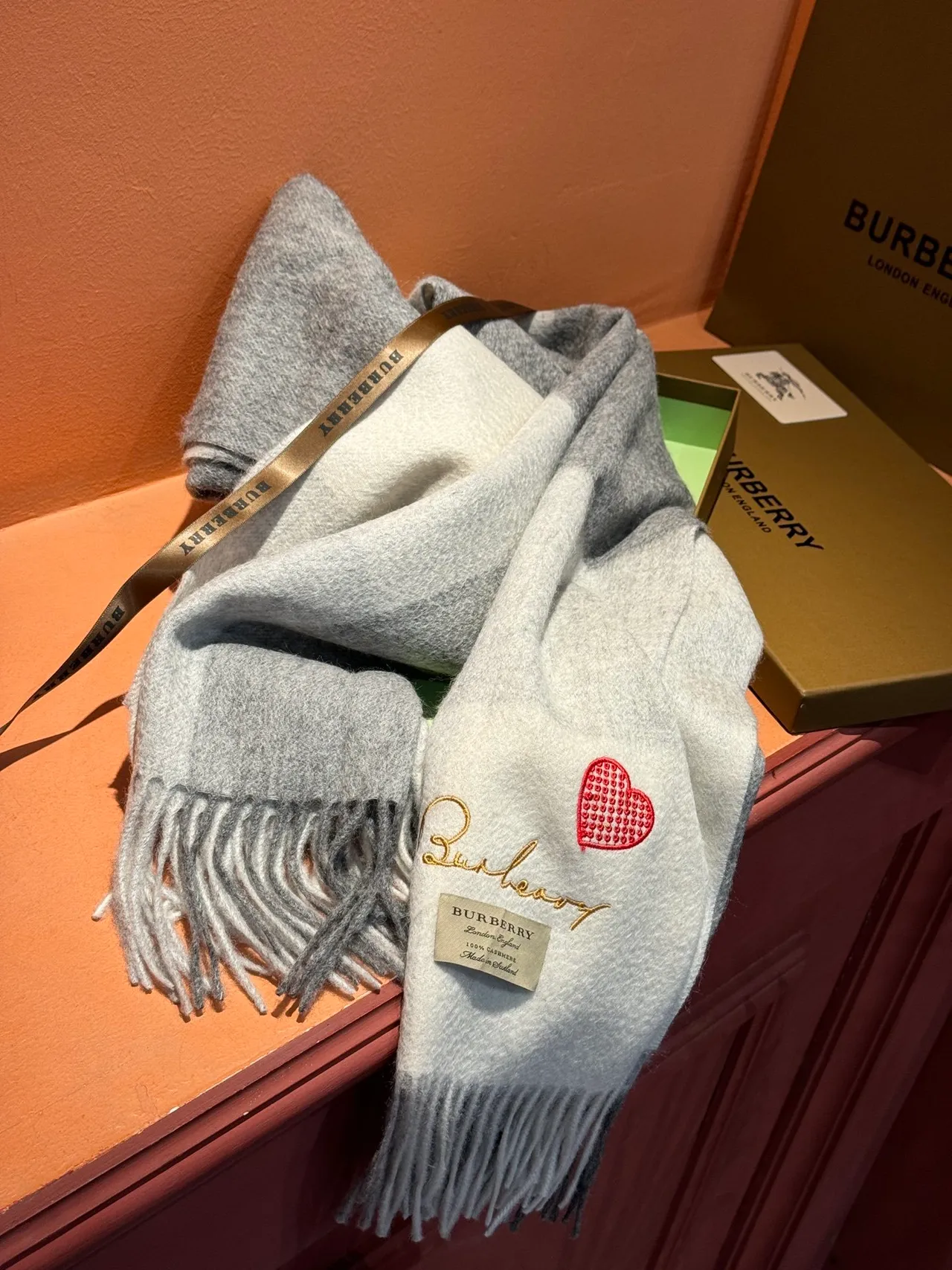Écharpe Burberry Gris Beige Oversized Tissu à Carreaux Ourlet Frangé de Cachemire 9