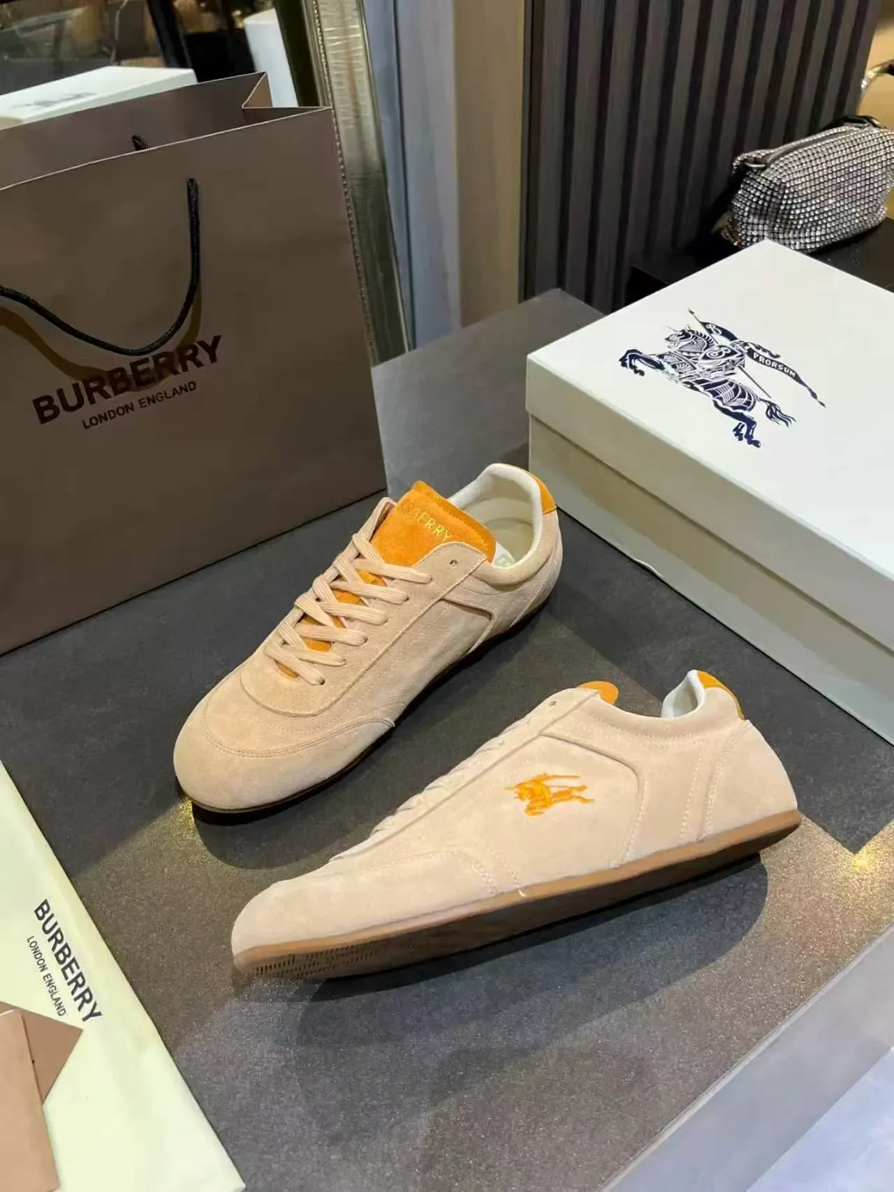 Burberry Knight Sneakers Lifestyle Beige et Orange en Daim 2
