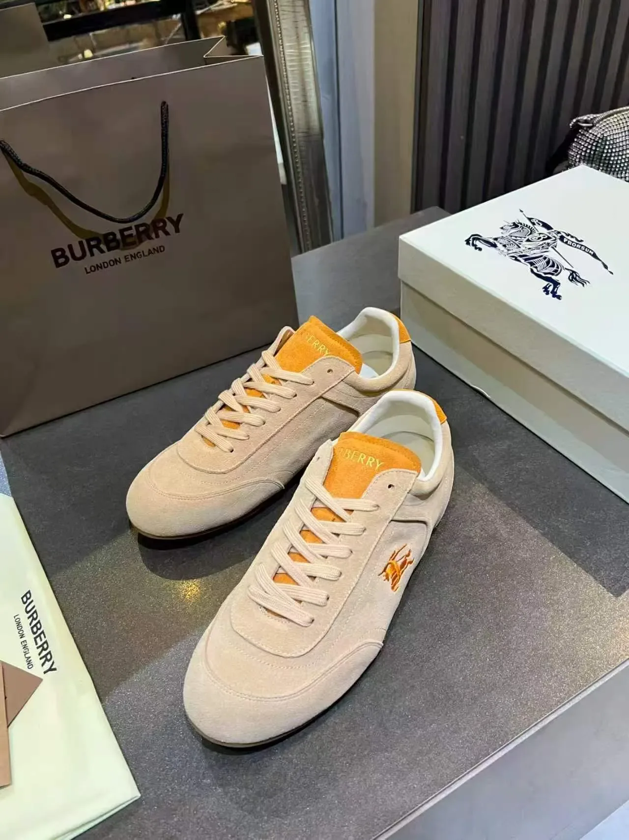 Burberry Knight Sneakers Lifestyle Beige et Orange en Daim 3
