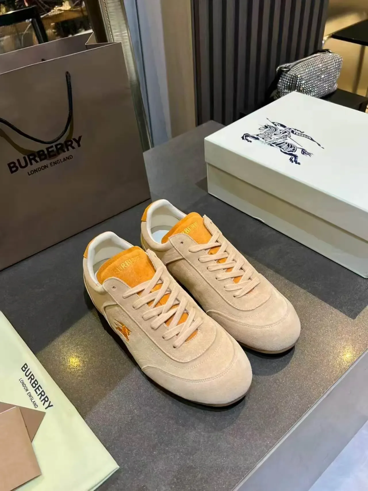 Burberry Knight Sneakers Lifestyle Beige et Orange en Daim 4
