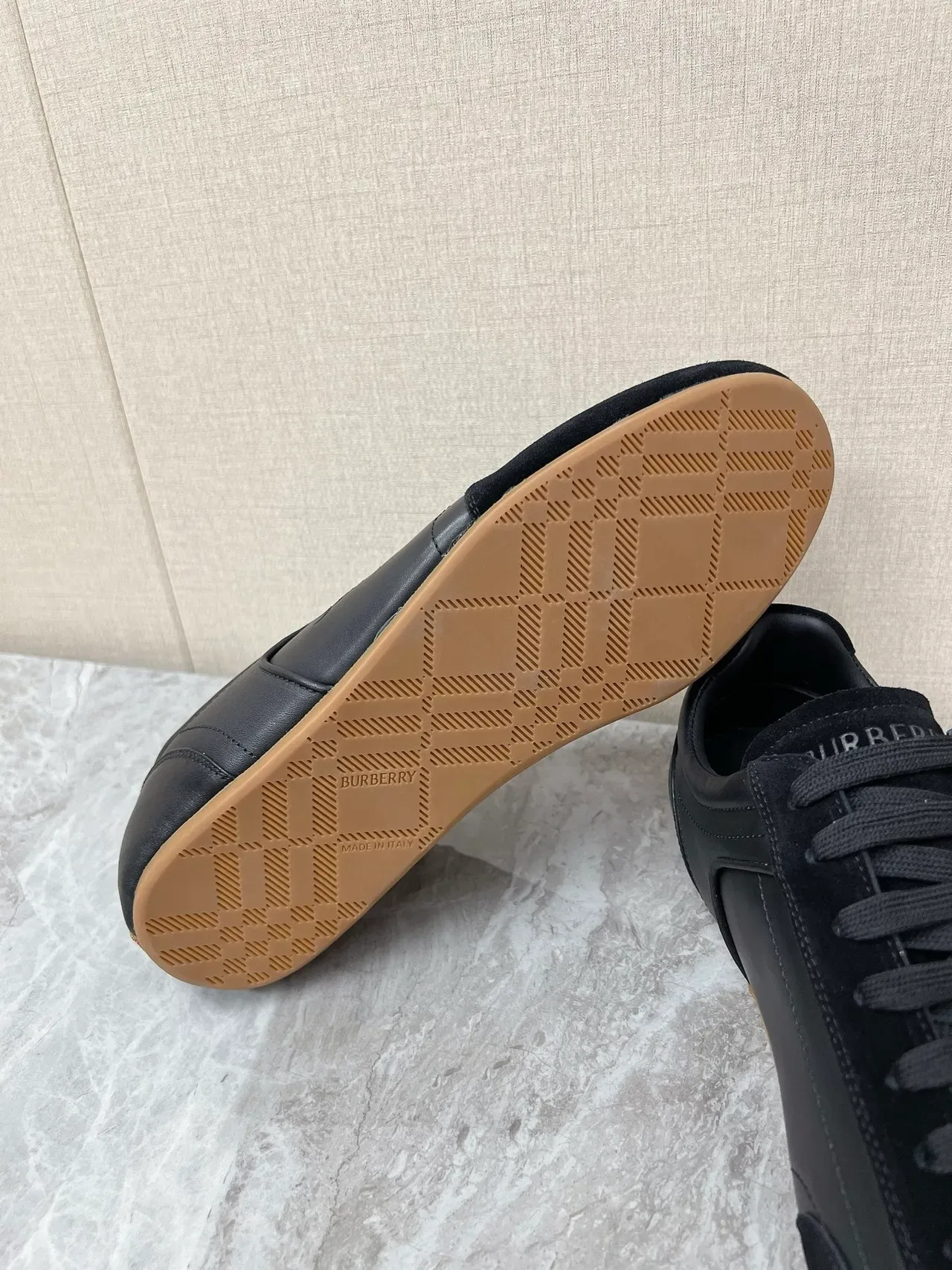 Burberry Knight 黑色皮麂皮生活方式运动鞋 2