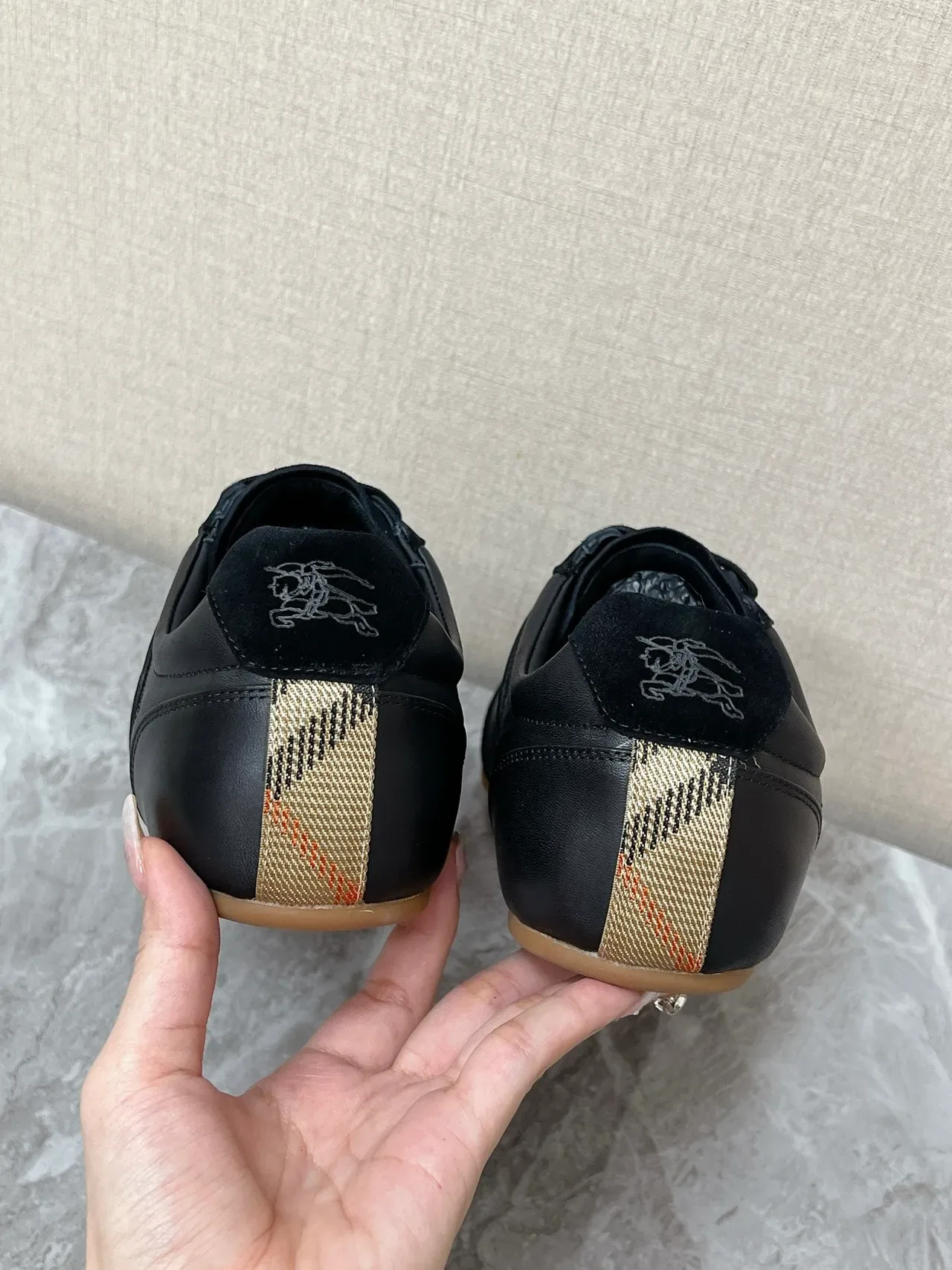 Burberry Knight 黑色皮麂皮生活方式运动鞋 3